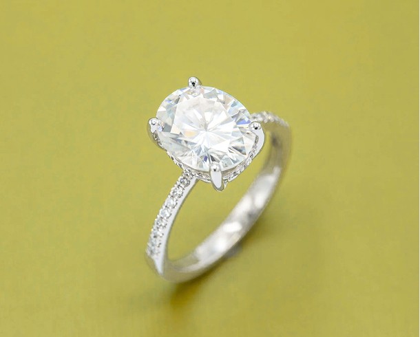 Oval diamond engagement ring