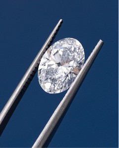 Tweezers holding oval diamond